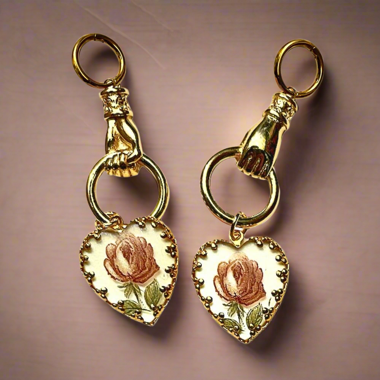 Manos del Amor Pendant - Oreja Linda