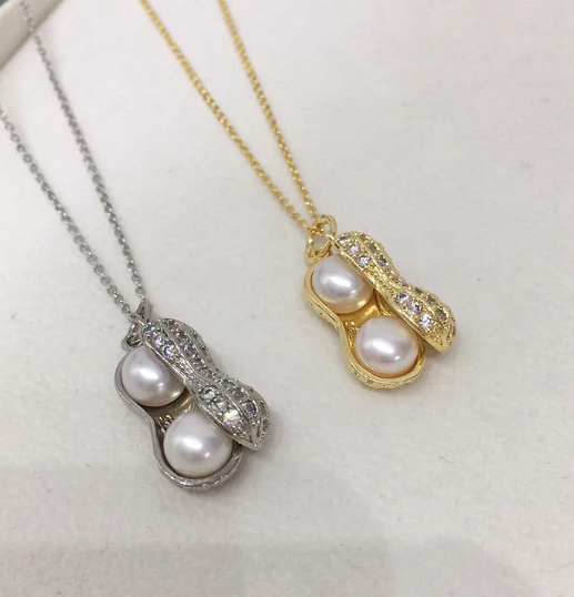 Cacahuate necklace, peanut shaped pendant necklace.
Latina-inspired gold necklace
cultural jewelry
Mexican candy necklace
waterproof gold necklace
nostalgia jewelry
handmade jewelry for Latinas
non-tarnish necklace