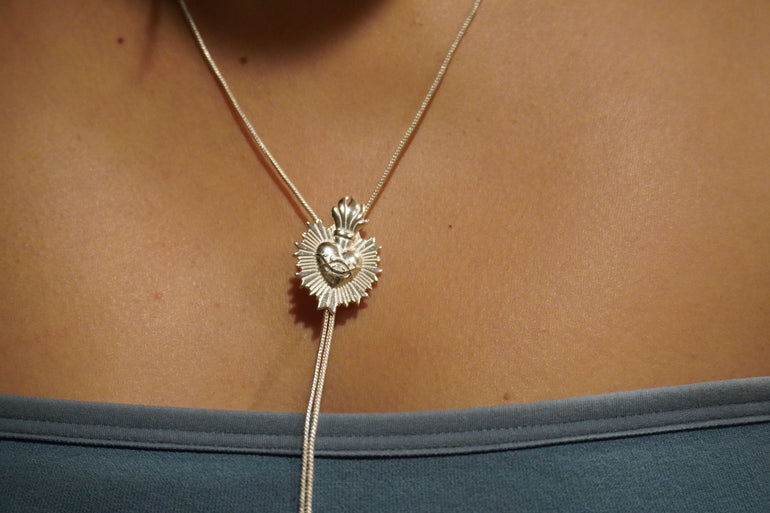 Corazon de Fuego Bolo Tie - Oreja Linda