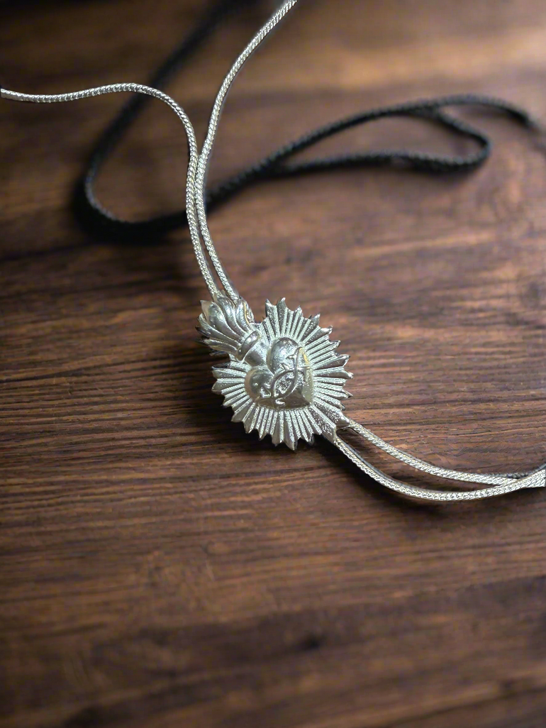 Corazon de Fuego Bolo Tie - Oreja Linda
