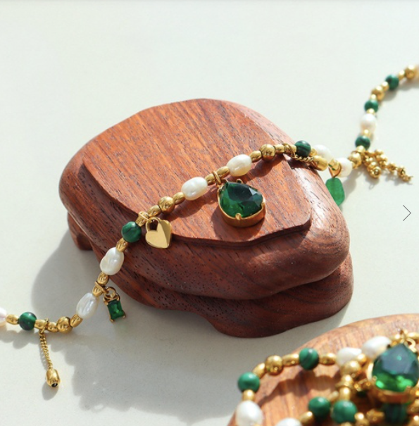 Mujer Guerrera Charm Necklace - Oreja Linda