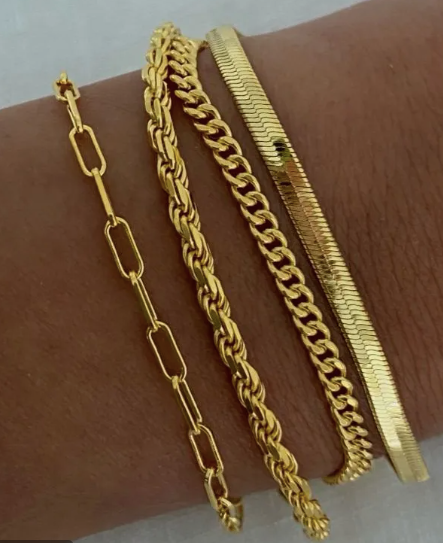 Elevate your everyday look with our gold bracelets—non-tarnish, lightweight, and made for the modern, empowered Latina.