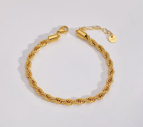 Elevate your everyday look with our gold bracelets—non-tarnish, lightweight, and made for the modern, empowered Latina.