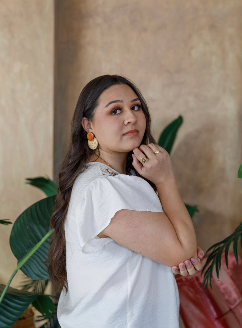 De colores, De colores se visten los campos En la primavera.... Tu sabes, that song we all sang in our childhood. The minute I set my eyes on this simple colorful ball chain necklace, that song popped in my head and I knew we had to have it. We, as in you and I and anyone you want to gift these too!     Item Detail: 8K Real Gold Plated 304 Stainless Steel Ball Chain Enamel Necklace  Colorful Ball Pendants 40cm(15 6/8") long 1 Piece