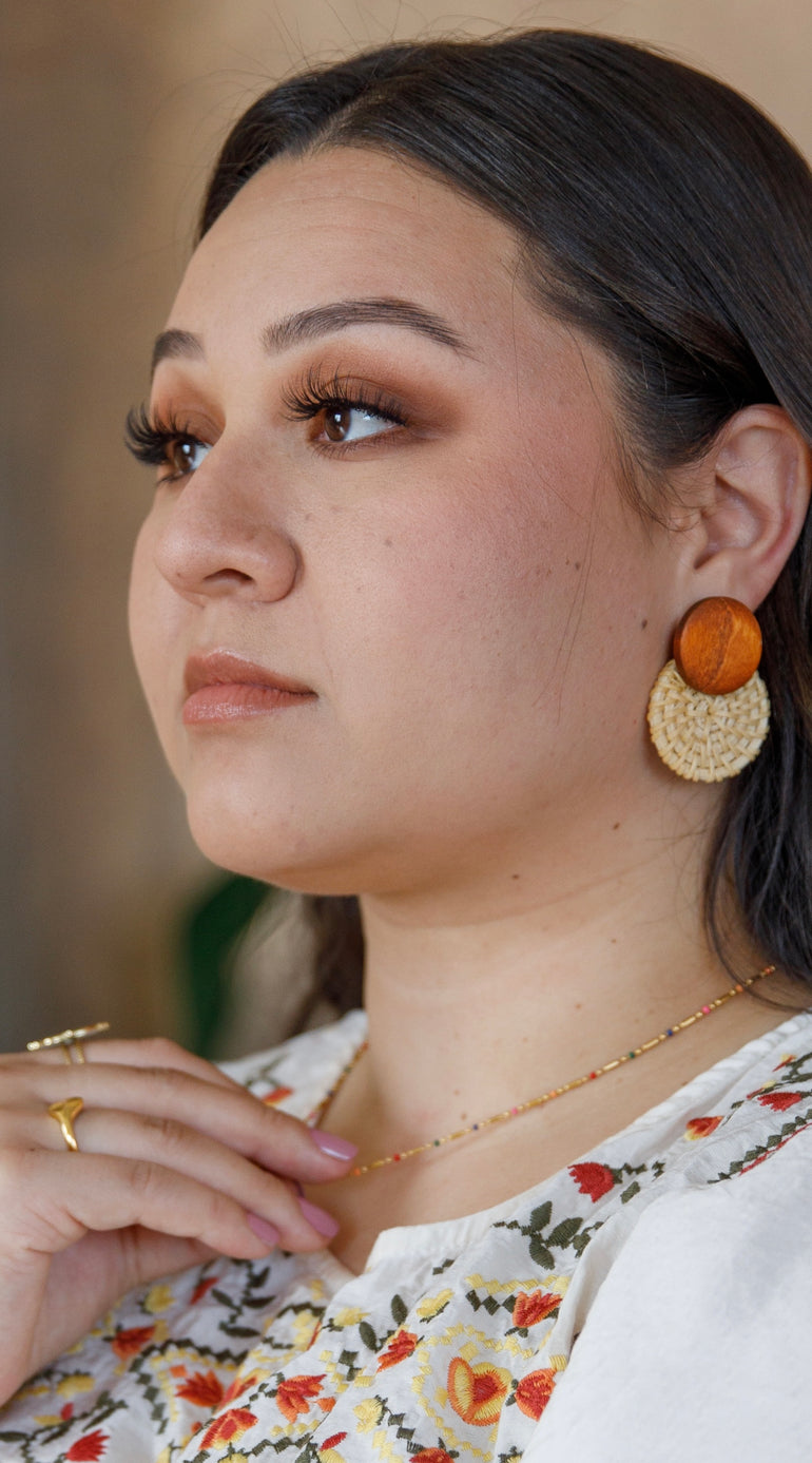 De colores, De colores se visten los campos En la primavera.... Tu sabes, that song we all sang in our childhood. The minute I set my eyes on this simple colorful ball chain necklace, that song popped in my head and I knew we had to have it. We, as in you and I and anyone you want to gift these too!     Item Detail: 8K Real Gold Plated 304 Stainless Steel Ball Chain Enamel Necklace  Colorful Ball Pendants 40cm(15 6/8") long 1 Piece