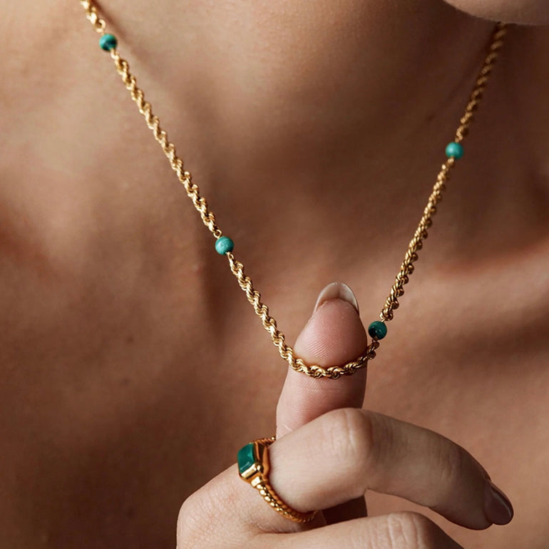 Suerte - En nuevos comienzos y crecimiento. A Braided Rope Chain Necklace to bring you luck and abundance in your growth or new beginning.    Item Detail: 18K Real Gold Plated 304 Stainless Steel Braided Rope Chain Necklace  Green Ball Pendants 40cm(15 6/8") long 1 Piece