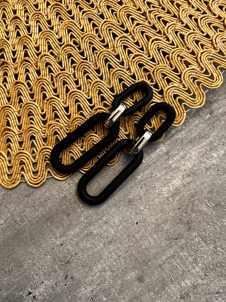 Cadena Negra - Oreja Linda