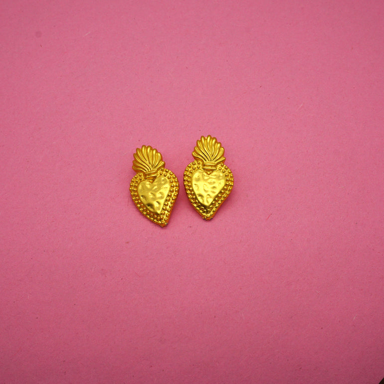 Sagrado Corazón - Oreja Linda Sacred Heart Latino inspired heart shaped stud gold earrings on a Latina girl with brown skin and brown hair modeling for a Latina small business